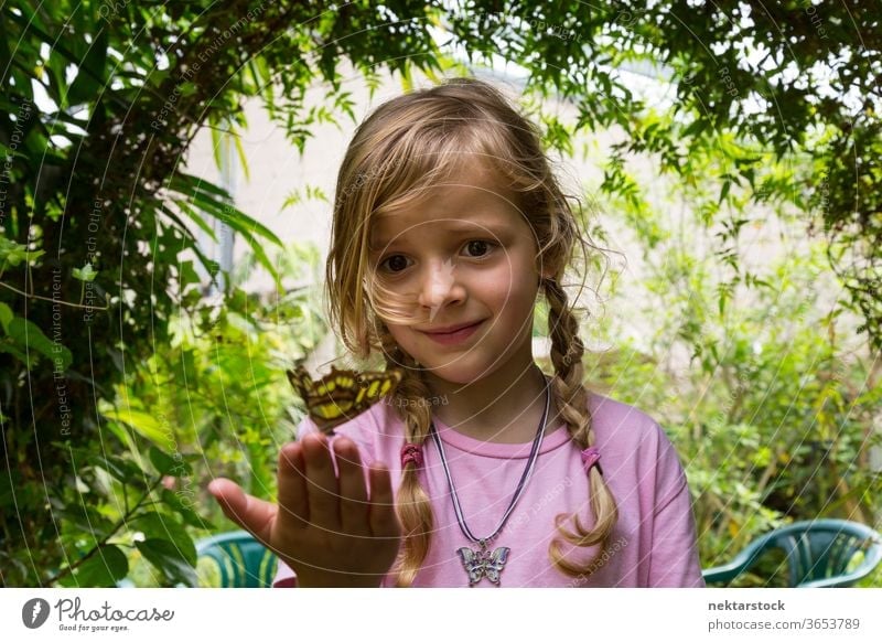 Niedrigwinkelansicht eines Kindes mit Schmetterling auf den Fingerspitzen Mädchen Porträt Tiefblick abschließen im Freien Natur Schönheit in der Natur blond