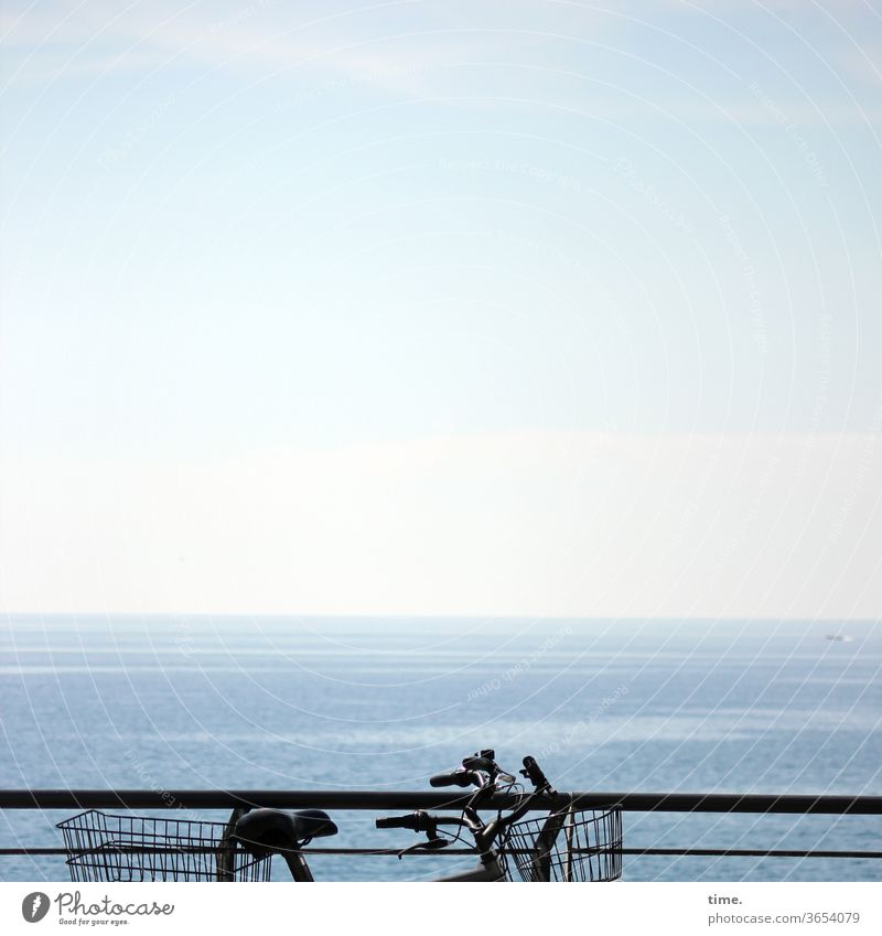 Rad-Rat fahrrad weite himmel horizont ferne blau parken abgestellt zwei fahrradkorb Geländer meer wasser urlaub reisen ausflug ökologisch umwelt ferien