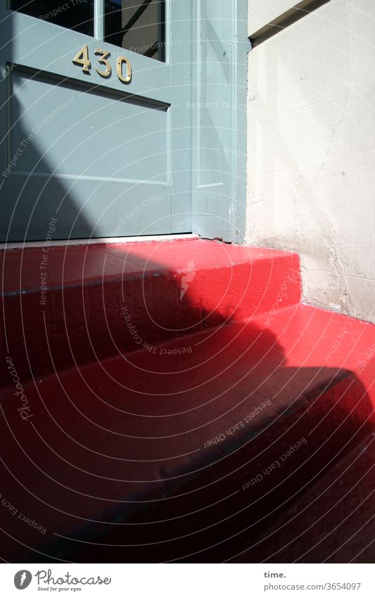 um mal eine Hausnummer zu nennen stein treppe parallel linien absatz treppenabsatz absatzkante sonnig außentreppe rot tür hausnummer blau schatten schattig