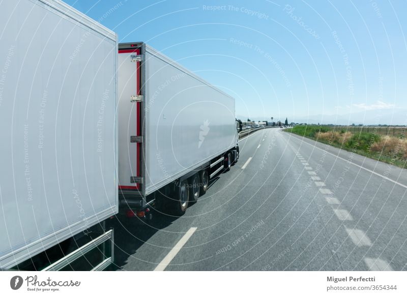 Mega-LKW oder Lastzug, Spezialfahrzeug bestehend aus einem LKW und zwei Anhängern, die für den Transport von 60 Tonnen zugelassen sind. Lastwagen Riesen-Lkw