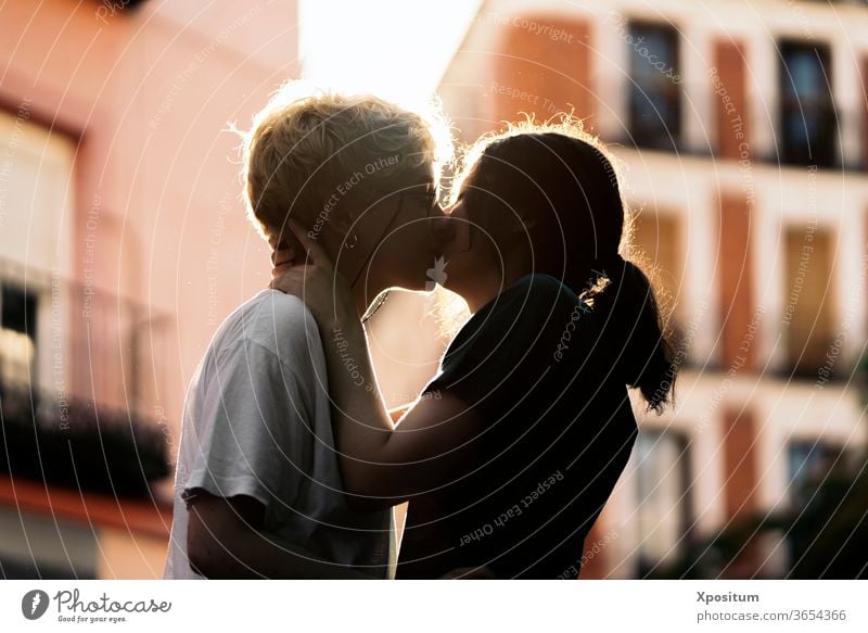 Junges lesbisches Paar küsst sich Termin & Datum Nahaufnahme abschließen unkenntlich jung Frauen Zusammensein Zusammengehörigkeitsgefühl Feiertag Sonne Vielfalt