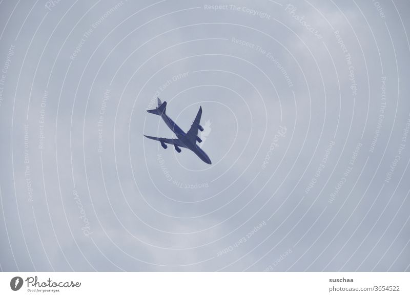 fliegendes flugzeug am wolkenverhangenen himmel Himmel Flugzeug Landeanflug Flughafen Anflug anfliegen Passagiere Urlaub Flugverbot Coronakrise Pandemie