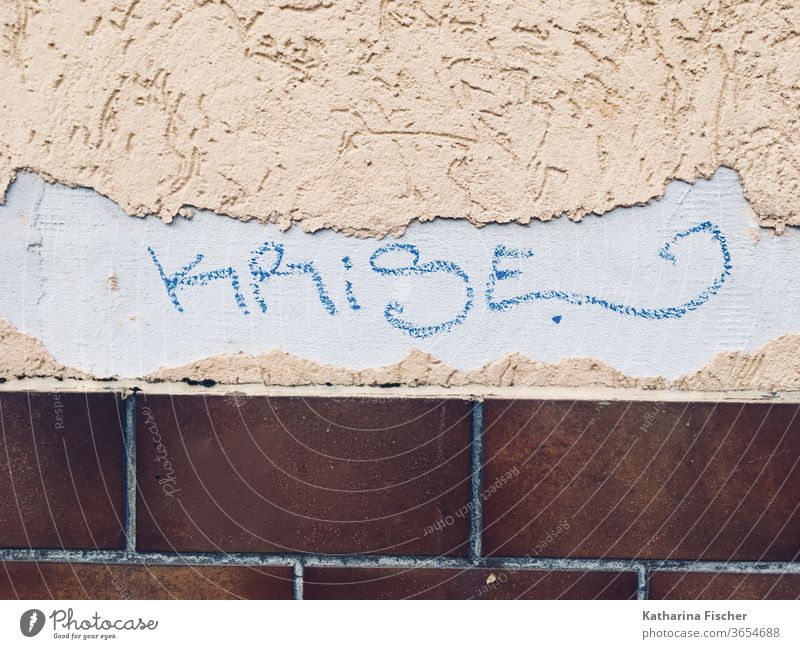Krise -Schriftzug auf Hausmauer Chance Farbfoto Außenaufnahme Menschenleer Textfreiraum unten Schriftzeichen Graffiti Wand Mauer Tag Fassade Gedeckte Farben