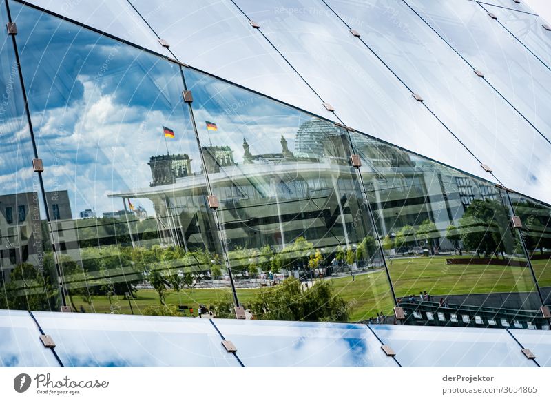 Spiegelung des Regierungsviertels im Cube am Hauptbahnhof Froschperspektive Starke Tiefenschärfe Sonnenlicht Lichterscheinung Textfreiraum Mitte
