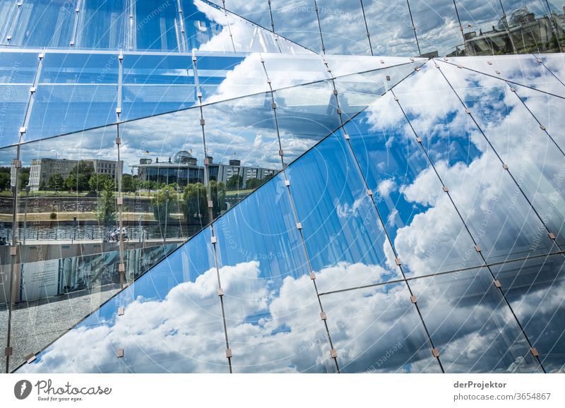 Spiegelung des Regierungsviertels im Cube am Hauptbahnhof Froschperspektive Starke Tiefenschärfe Sonnenlicht Lichterscheinung Textfreiraum Mitte