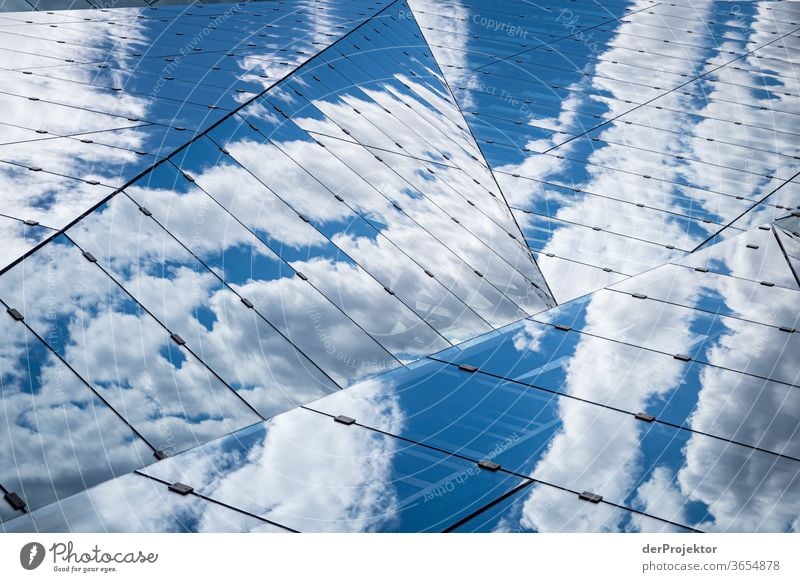 Wolkenspiegelungen im Cube am Hauptbahnhof Froschperspektive Starke Tiefenschärfe Sonnenlicht Lichterscheinung Textfreiraum Mitte Textfreiraum unten Tag