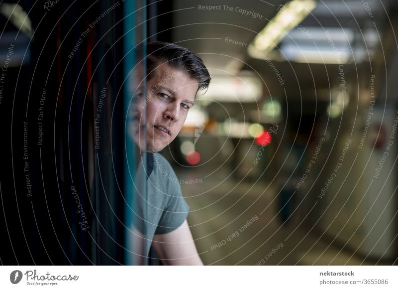 Porträt eines Mannes, der den Kopf aus der U-Bahn lehnt Erwachsener Kaukasier Frankfurt am Main Deutschland urban gutaussehend Model Selektiver Fokus Rack-Fokus