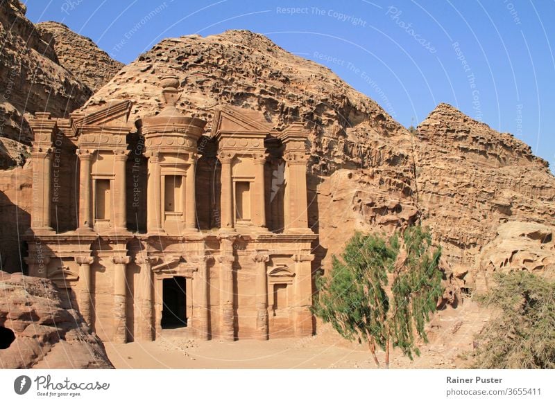 Das Kloster - auch bekannt als Ad Deir - ein monumentales, in den Fels gehauenes Gebäude in der alten jordanischen Stadt Petra. ad deir antik Archäologie