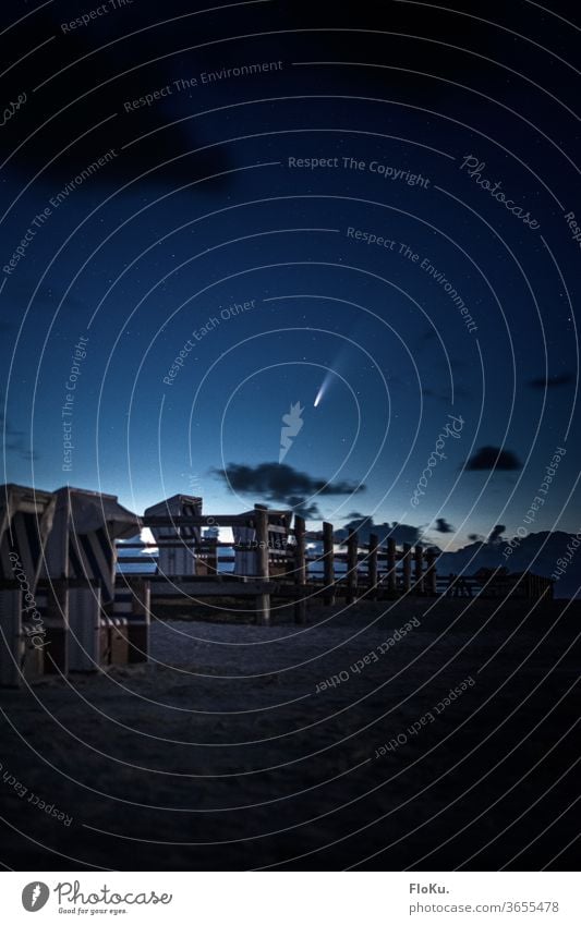 Komet Neowise über den Strandkörben von Sankt Peter-Ording sterne strand Sankt Peter Ording sankt peter-ording St. Peter-Ording nacht astronomie Astrofotografie