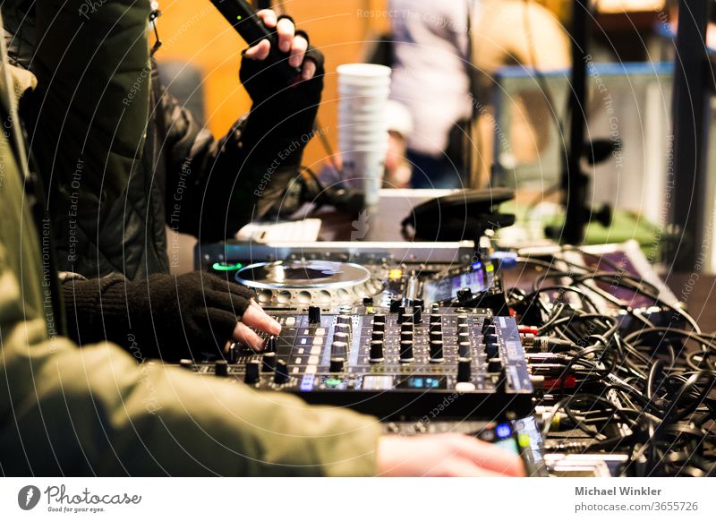 DJs spielen auf einem Weihnachtsmarkt Holzplatte Rundfunkanstalt Business cdj Chip Mitteilung Kommunikator Anschluss Gerät digital Diskjockey elektrisch
