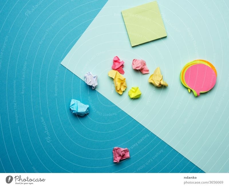 mehrfarbige, leere Papieraufkleber in verschiedenen Farben auf blauem Hintergrund Schreibwarenhandlung kleben Aufkleber Klebrig Vorlage gelb Klebstoff