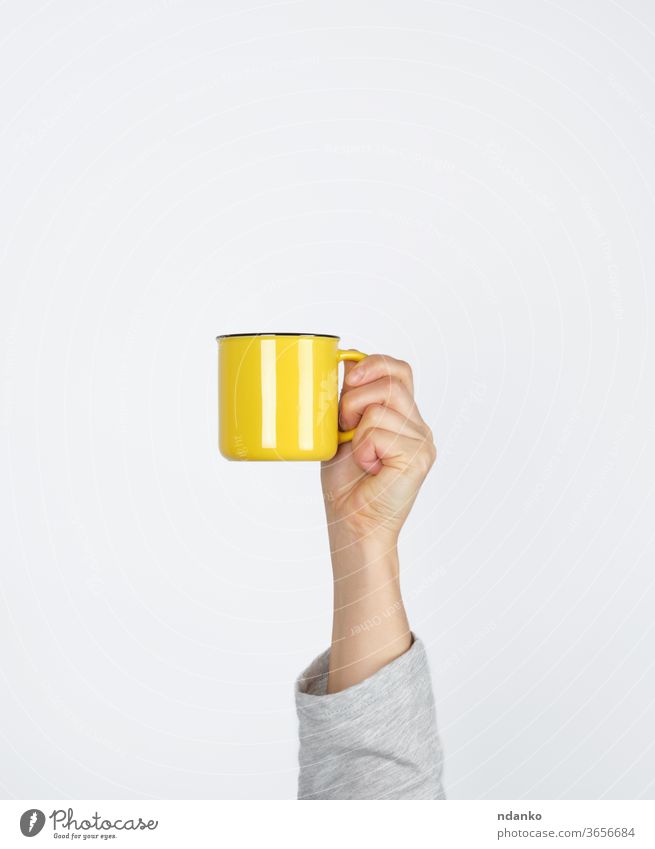 gelbe Keramiktasse in weiblicher Hand auf weißem Hintergrund Kaffee Kaffeepause Container Tasse Design trinken Espresso Frau Finger Lebensmittel Halt heiß Küche