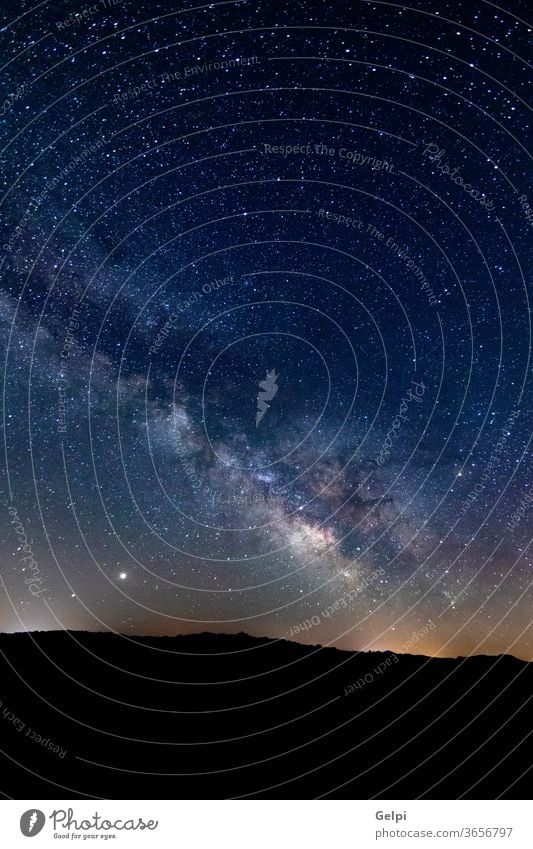 Fantastischer Sternenhimmel Nacht Himmel Astronomie Galaxie dunkel Sternbild Schmuckkörbchen Wissenschaft sternenklar Weltall Raum Hintergrund Nebel
