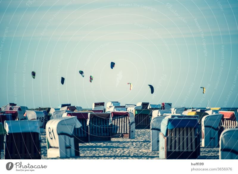 Kite Drachen mit Strandkörben - Urlaub am Meer Kitedrachen Kitesegel Natur Sonne Strandkorb Schönes Wetter Insel Nordsee Sommerurlaub blau Küste Sand Ostsee