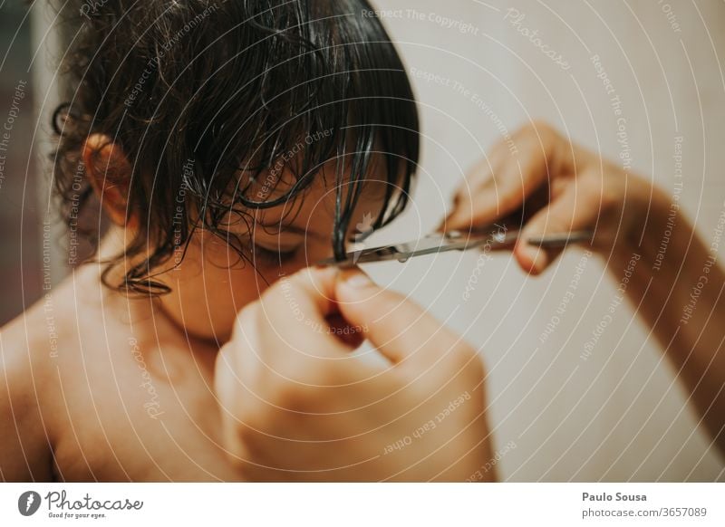 Mutter schneidet der Tochter die Haare Mutterschaft Schneiden Haare & Frisuren Haarschnitt Behaarung Friseur Stil Haarpflege Innenaufnahme Kaukasier Kind
