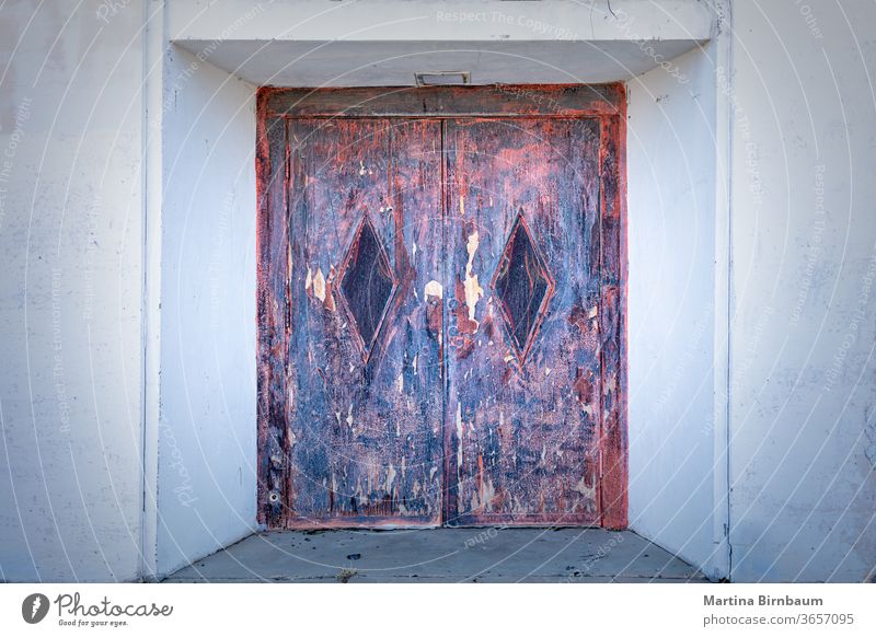 Alte und verrostete Tür, Eingang zu einem alten, verlassenen Gebäude rostig Metall rot Wand bügeln Fleck altehrwürdig Hintergrund Material metallisch verwittert