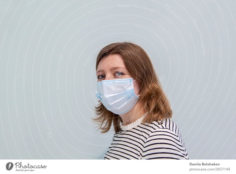 Frau, die eine Anti-Virus-Schutzmaske trägt, um Grippeinfektionen, Allergien, Virenschutz, COVID-19 und Coronavirus-Pandemie 2019 zu verhindern 2019-ncov Pflege