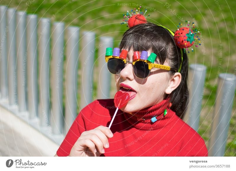 Pin-up-Teenager mit Nähzubehör und einem Lolli essen junges Mädchen mehrfarbig rot Lollipop Teenager-Mädchen fransen hübsch Schönheit Porträt Ponyfrisur