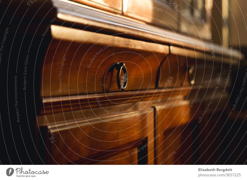 Nahaufnahme Schubladen mit Ringgriffen eines alten Buffetschrankes aus Kirschbaumholz Schrank antik möbel Einrichtung einrichten Innenaufnahme Holz
