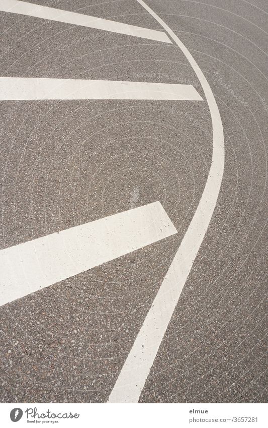 Markierung einer Sperrfläche auf einer asphaltierten Fahrbahn Fahrbahnmarkierung Verkehrswege Asphalt Strukturen & Formen Straße Wege & Pfade