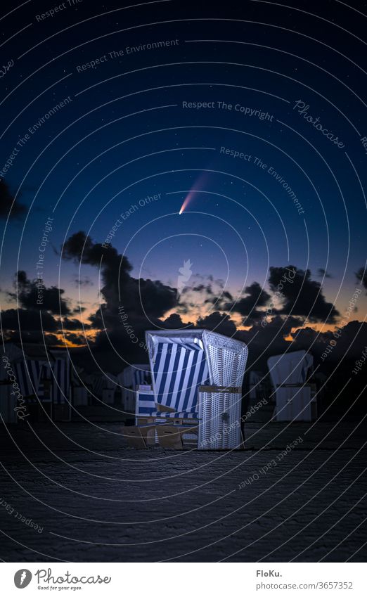 Komet Neowise über einem Strandkorb an der Nordseeküste sterne strand Sankt Peter Ording sankt peter-ording St. Peter-Ording nacht astronomie Astrofotografie