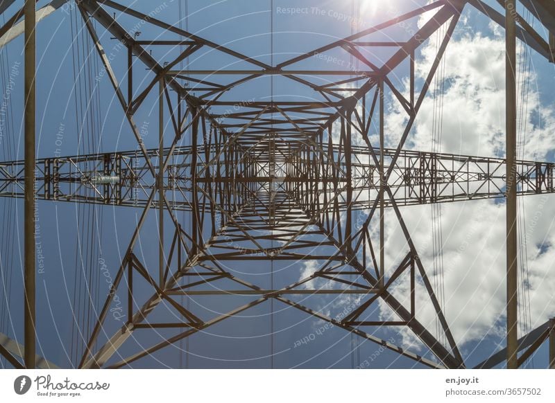 Strommast von unten mit blauem Himmel, Sonnenlicht und einer Wolke in Zeiten von Klimawandel Elektrizität Energie Energiewirtschaft Erneuerbare Energie