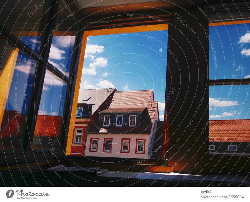 Resümee Fenster Haus Dach Dachfenster Himmel Wolken leuchtend glänzend Dachziegel Außenaufnahme Detailaufnahme Tag Menschenleer Farbfoto blau Gebäude