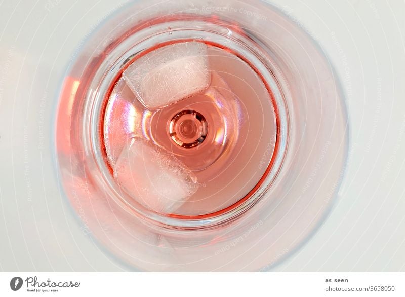 Erfrischungsgetränk Getränk rosa rund kreisförmig Vogelperspektive Eiswürfel Glas von oben Sommer sommerlich Reflexion & Spiegelung Farbfoto Limonade