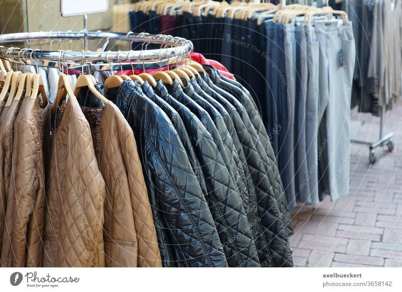 gesteppte Jacken und Jeans zu verkaufen Mode herbstmode steppjacke Jeanshose Lederjacke Übergangsjacke Kleiderständer Sale Bekleidung Kleidung Boutique Laden