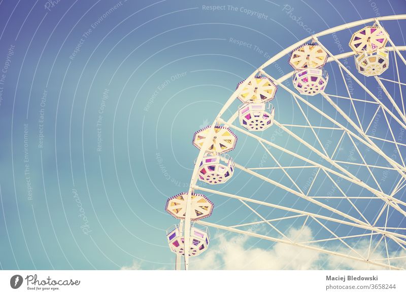 Retro-getontes Bild eines Riesenrads an einem sonnigen Tag. ferris Rad Vergnügen Spaß Himmel Mitfahrgelegenheit Kindheit retro Instagrammeffekt Entertainment