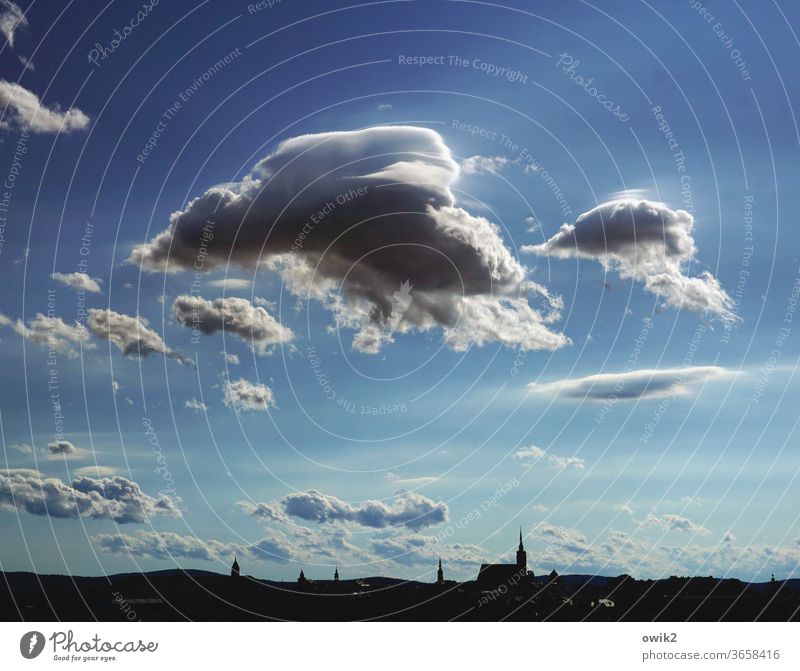 The Flying Akkuschraubers Wolken Himmel Textfreiraum oben Außenaufnahme Farbfoto Ferne Menschenleer Silhouette Kirche Haus Schönes Wetter Totale