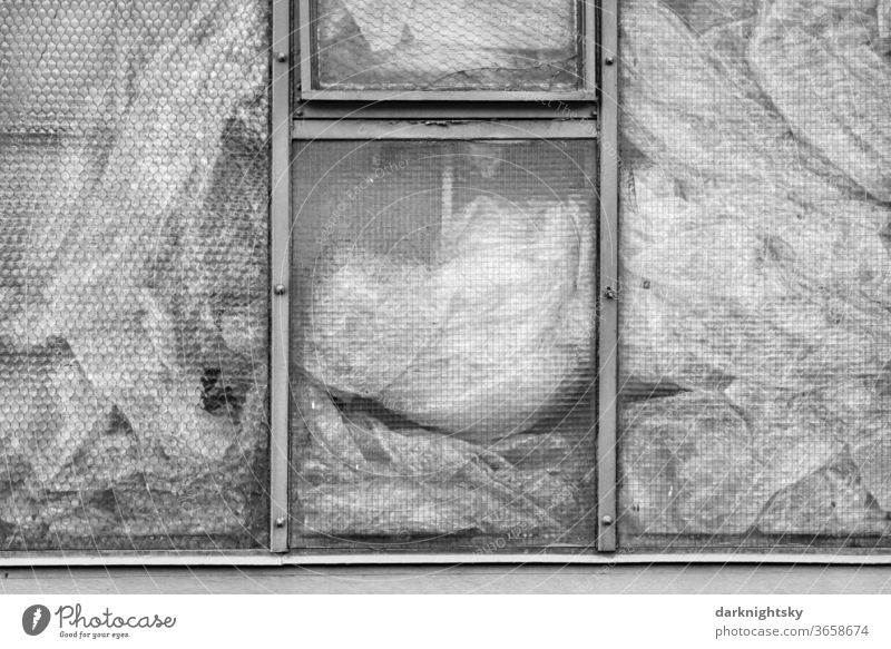 Fenster mit Drahtglas und Folien - ein lizenzfreies Stock Foto von Photocase