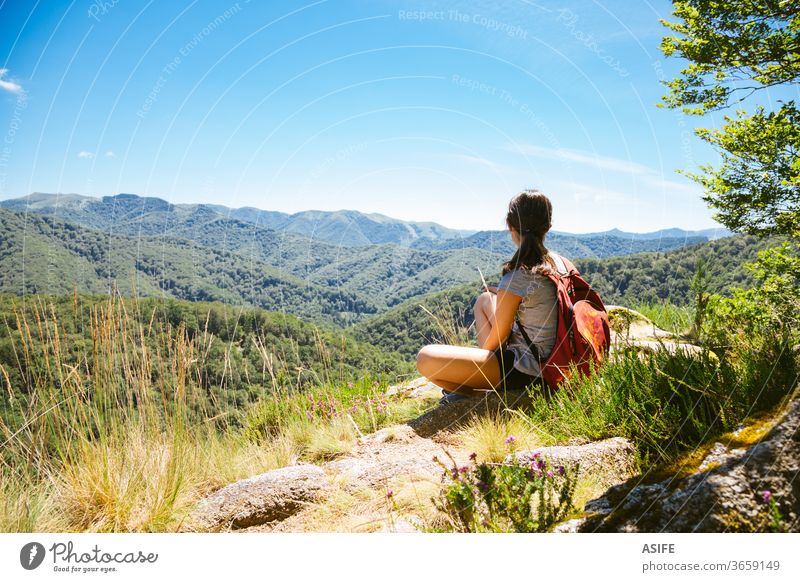 Wandermädchen geniesst im Sommer die Natur Menschen Berge u. Gebirge Freiheit wandern allein Landschaft Artikutza Baskenland Trekking Frau Mädchen Wanderer