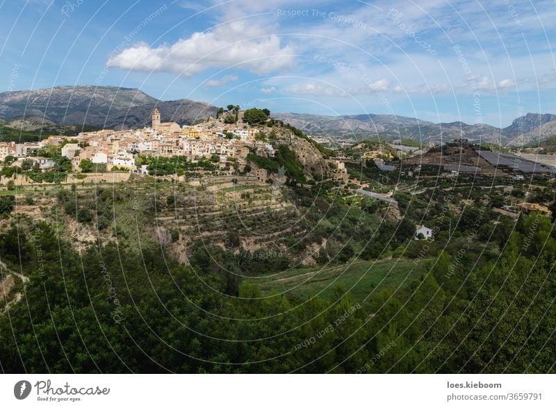Panoramablick auf die Hügel von Polop de Marina mit Kirche und Schloss über grünem Wald an der Costa Blanca, Spanien polop Berge u. Gebirge reisen Architektur