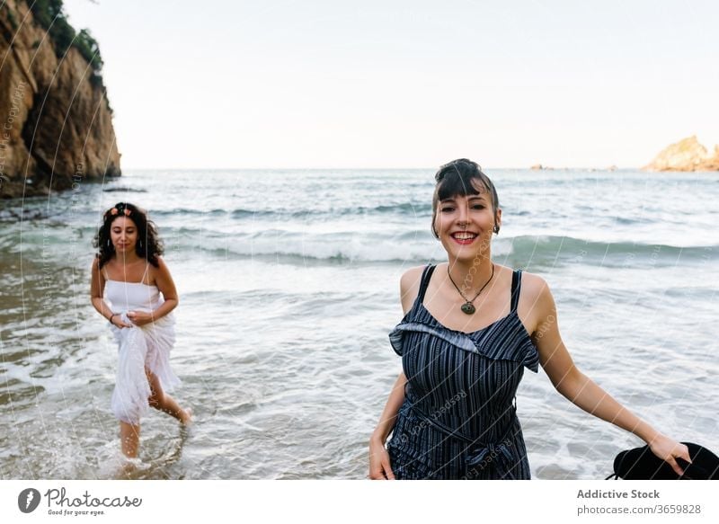 Glückliche Frauen rennen auf schäumender See in Küstennähe laufen MEER Strand Urlaub Freund Tourismus Spaß Barfuß unterhalten Freundin Harmonie Meer