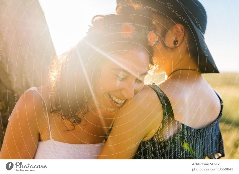 Freudiges lesbisches Paar kuschelt bei Sonnenuntergang Homosexualität Umarmung Frauen Sommer Zusammensein Partnerschaft schlendern Freundin Zuneigung Umarmen
