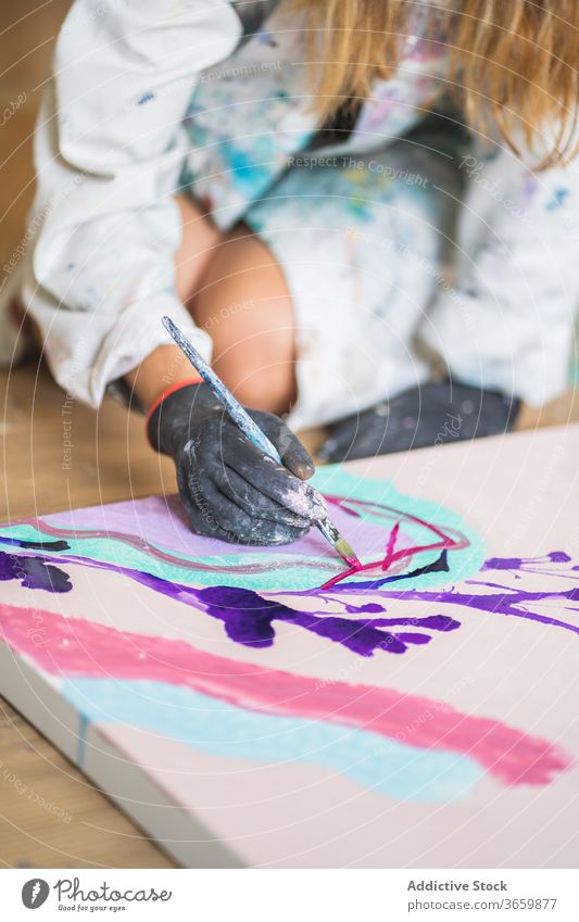 Nicht erkennbaren Künstler mit Pinsel beschneiden und Farben auf Palette mischen Pinselblume Kunst Talent Handwerk Prozess Gouache Werkstatt Handschuh dreckig