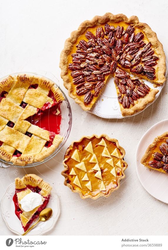 Draufsicht auf eine Vielfalt von Danksagungstorten Pasteten Erntedankfest Lebensmittel Pekannuss Apfel Kürbis Varieté Saison Herbst backen Abendessen