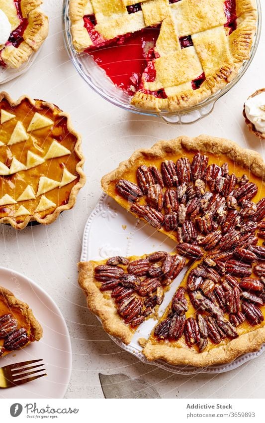 Draufsicht auf eine Vielfalt von Danksagungstorten Pasteten Erntedankfest Lebensmittel Pekannuss Apfel Kürbis Varieté Saison Herbst backen Abendessen
