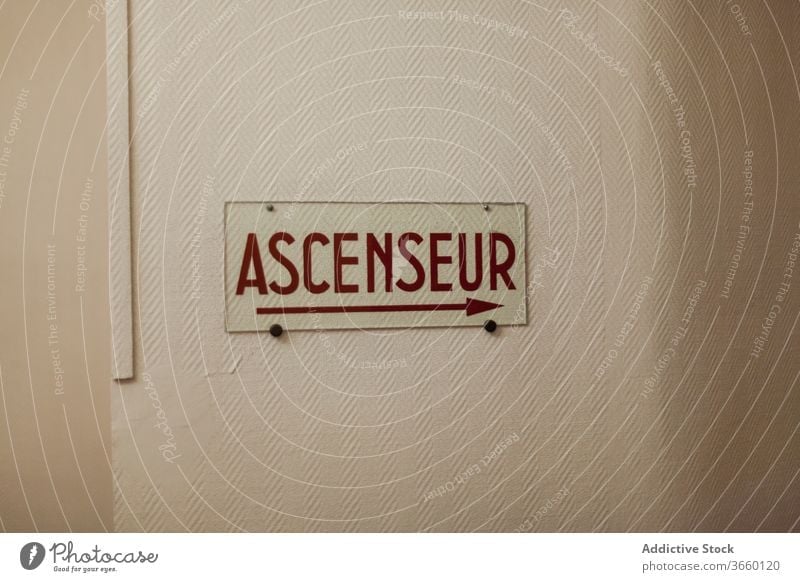 Französische Beschilderung ascenseur, die zum Aufzug führt Schild Pfeil Fahrstuhl rechts gerade Wand navigieren Hinweisschild Wegweiser Aufschrift Angabe