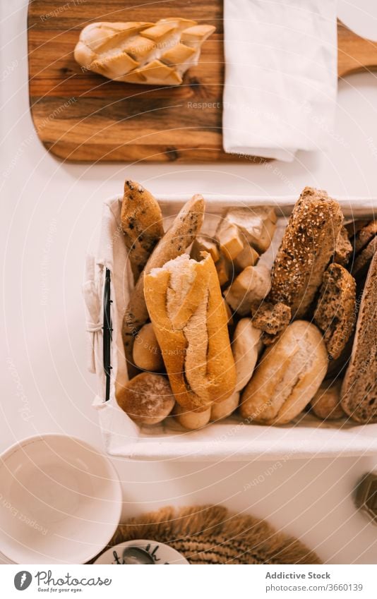 Verschiedene Brotsorten auf dem Tisch serviert verschiedene sortiert Brötchen Gebäck Lebensmittel frisch geschnitten Spielfigur Frühstück dienen lecker Mahlzeit