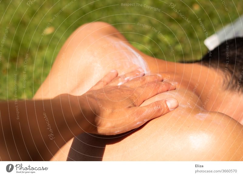 Lieblingsmensch | Mit Sonnencreme eincremen um ihn vor Sonnenbrand und Hautkrebs zu schützen Sonnenbad Sommer Creme Gesundheit Sommerurlaub Hautschäden Schutz