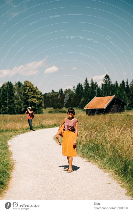 Eine junge Frau beim Spaziergang auf dem Land im Sommer Ausflug ländlich Natur Familienausflug Landschaft Erholung Ferien & Urlaub & Reisen wandern Tourismus