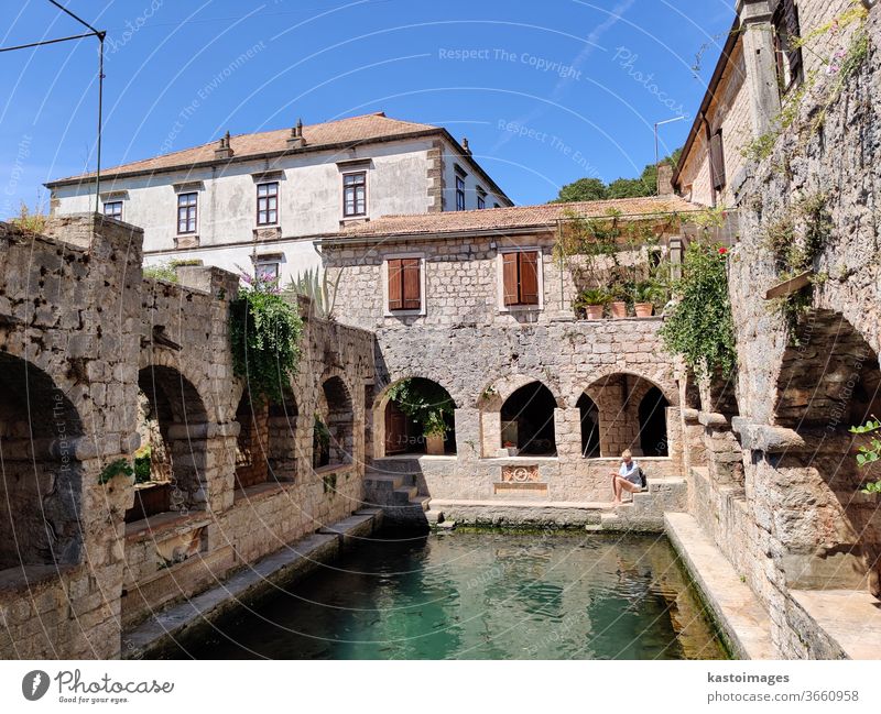 Alter mittelalterlicher Fischteich, Garten und Taubenschlag im Schloss Tvrdalj in Stari grad, Insel Hvar, Kroatien. Burg oder Schloss historisch Architektur