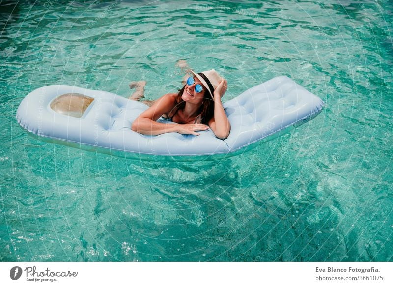 glückliche Frau auf dem Schlauchboot, die Spaß hat. Sommerzeit Schwimmbad aufblasbar Blauwasser sich[Akk] entspannen Hut Glück Schwimmsport sexy Lifestyle