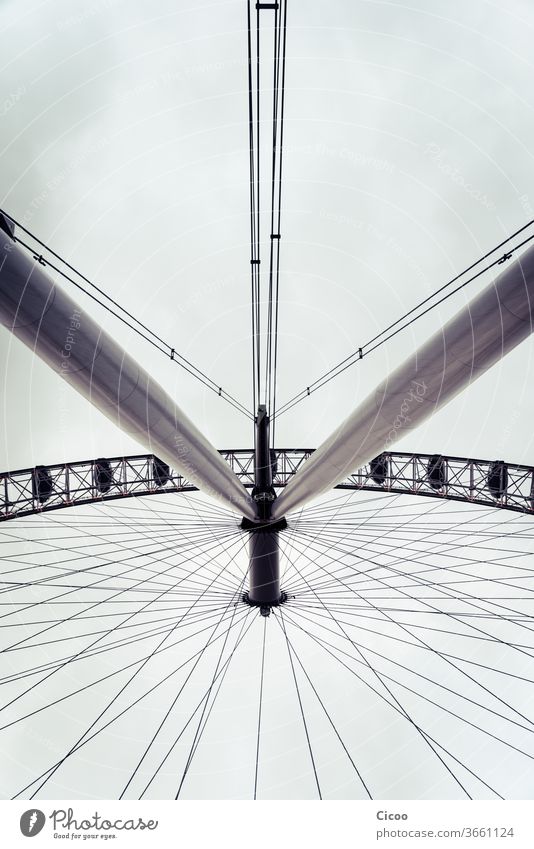 Riesiges Riesenrad von unten London Straße Ausflug Urlaub London Eye Perspektive Architektur Metall Wahrzeichen Tourismus Sightseeing Großbritannien Städtereise