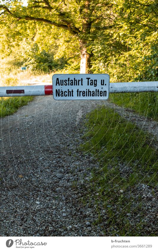 Schranken mit Schild "Ausfahrt Tag und Nacht freihalten", Forststraße, Natur weg Schilder & Markierungen Sperre sperren absperrung Hinweisschild Warnschild