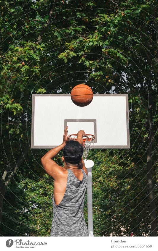 junger Mann vor dem Korb, der den Ball wirft Sport Basketball Konkurrenz Spiel sportlich wettbewerbsfähig spielen Spielen Übung männlich trainiert. anstrengen