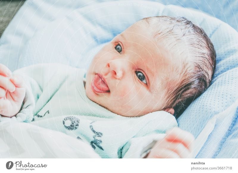 Schönes kaukasisches Mädchen mit Neugeborenen Baby Gesicht niedlich neugeboren Kind Geburt erste Monat Junge Familie Tochter Sohn lieblich bezaubernd wirklich