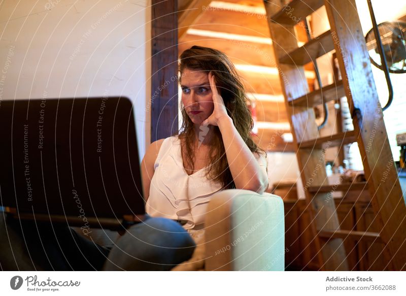 Weibliche Freiberuflerin arbeitet am Laptop verwirren freiberuflich Inbetriebnahme Frau benutzend unverstanden unsicher Projekt selbständig Netbook Surfen Gerät